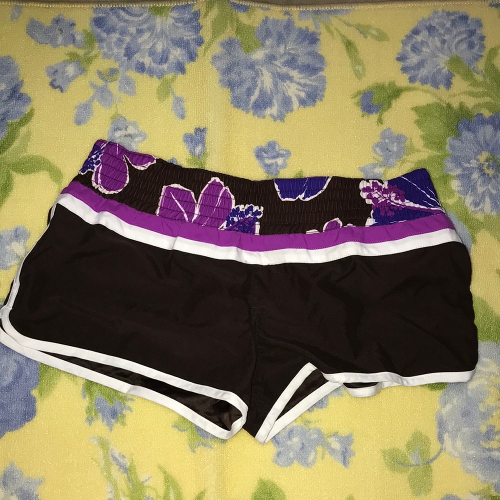 Brown shorts with flower print top band